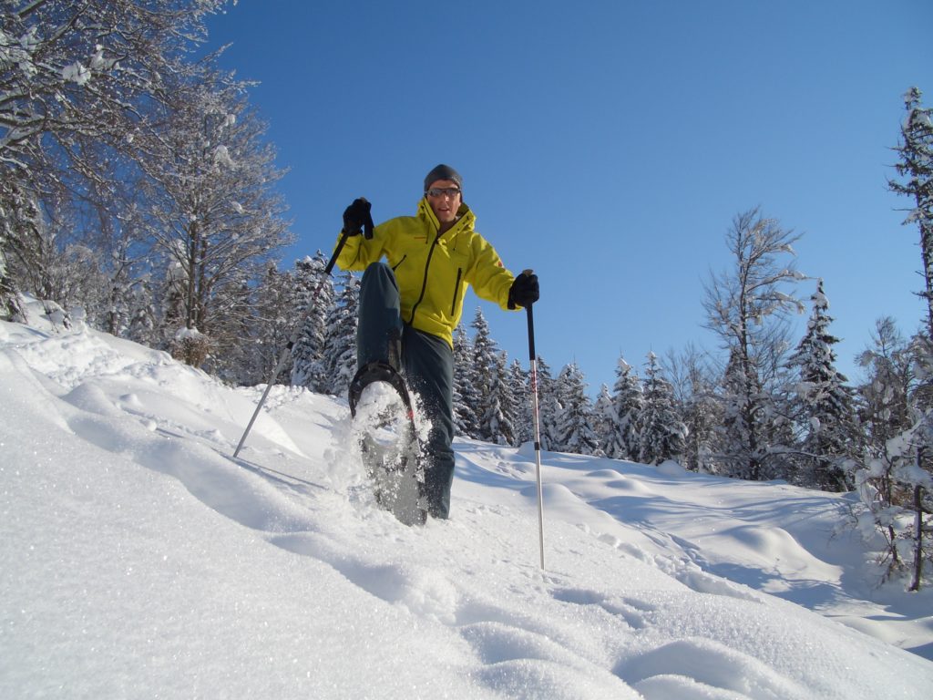 Schneeschuhe wandern im Pulverschnee