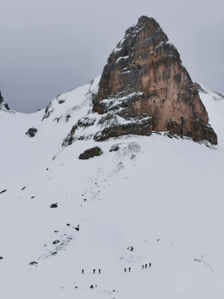 Schneeschuhwandern Rofan - Eindrucksvolle Berge: Schau mal wie klein die Schneeschuhwanderer im Vergleich zum Hochiss sind