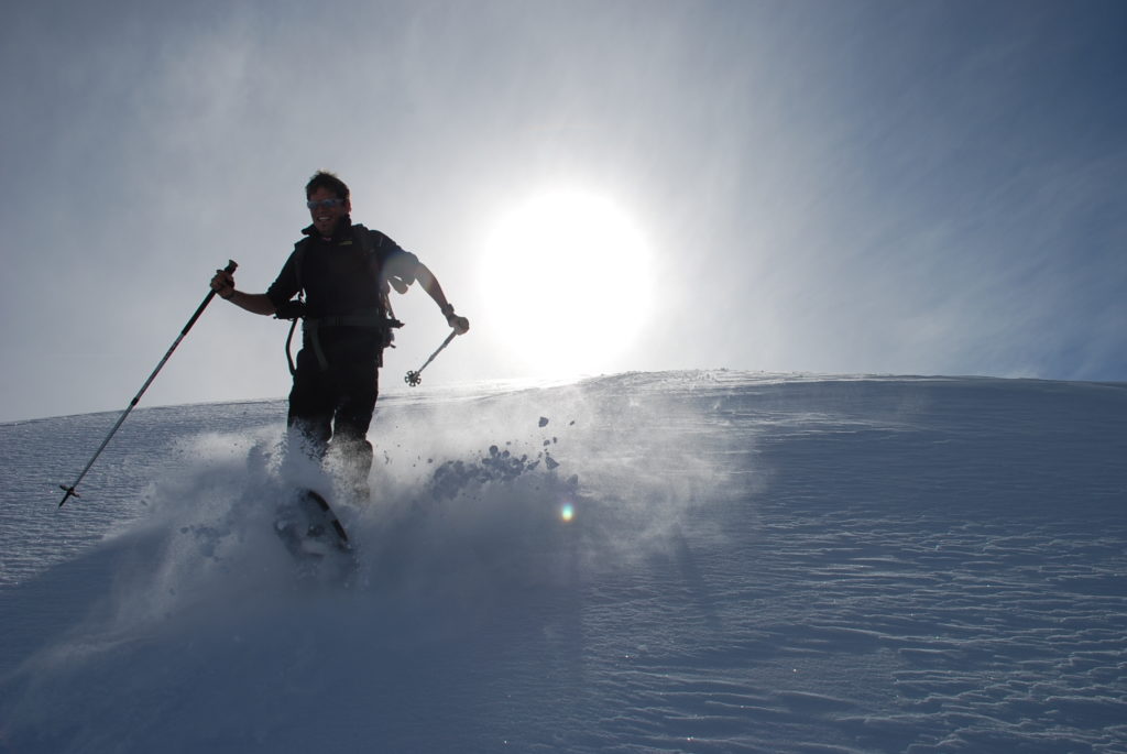 Bei der Schneeschuhwanderung im Pulverschnee Entspannung finden