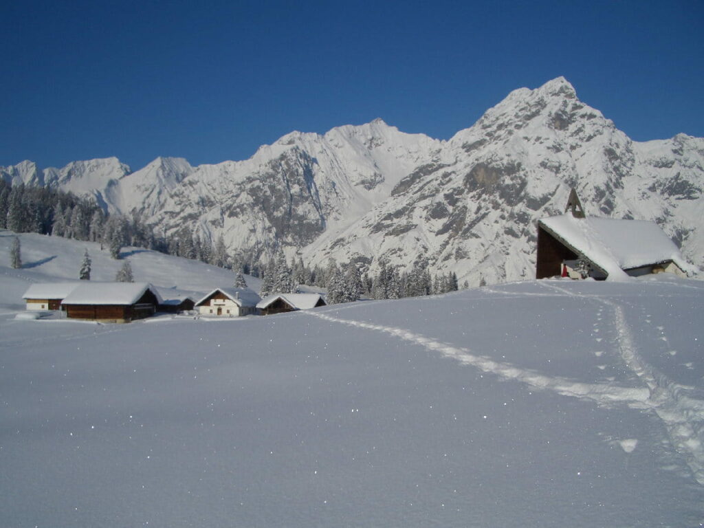 Schneeschuhwandern auf der Walderalm Wiese mit Blick auf´s Karwendel