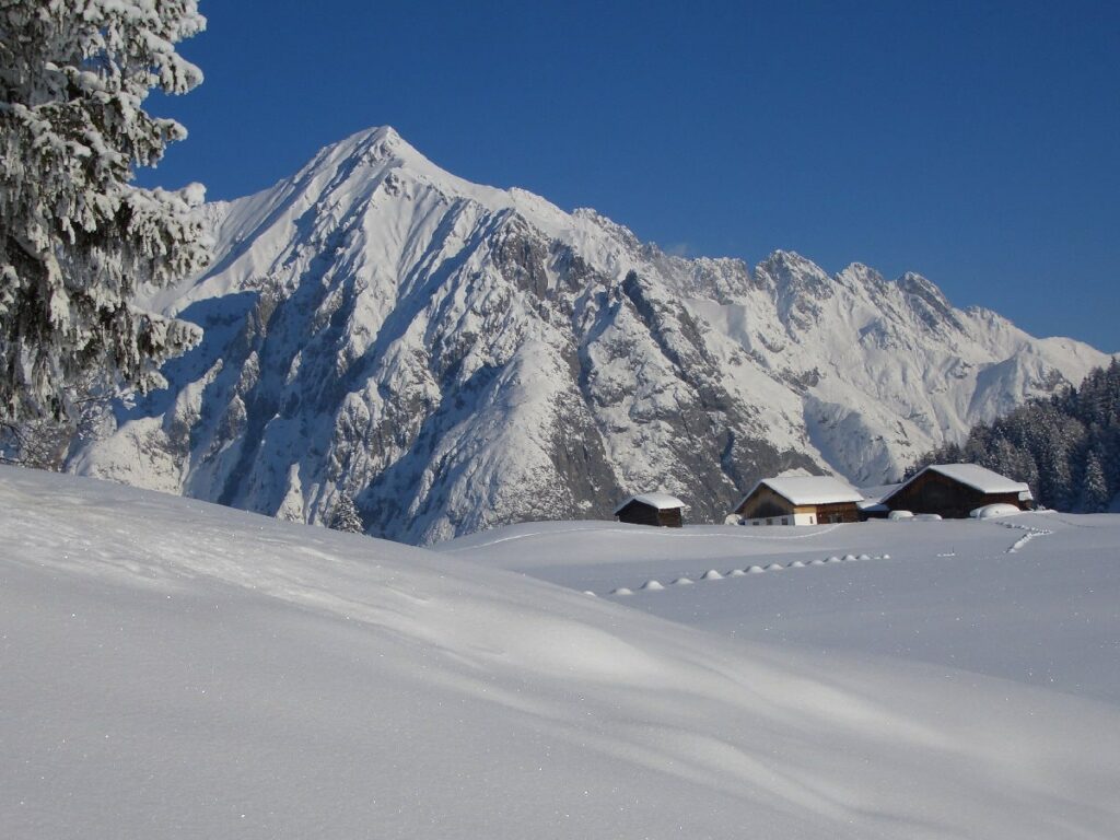 Schneeschuhwandern zur urigen Alm im Karwendel