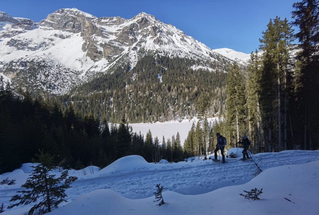 Schneeschuhe wandern Tirol - die weiße Fläche in der Sonne ist der verschneite Obernberger See