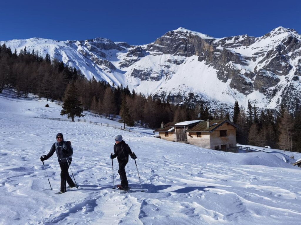 Schneeschuhwandern Tirol mit Blick auf die Steineralm und den Tribulaun