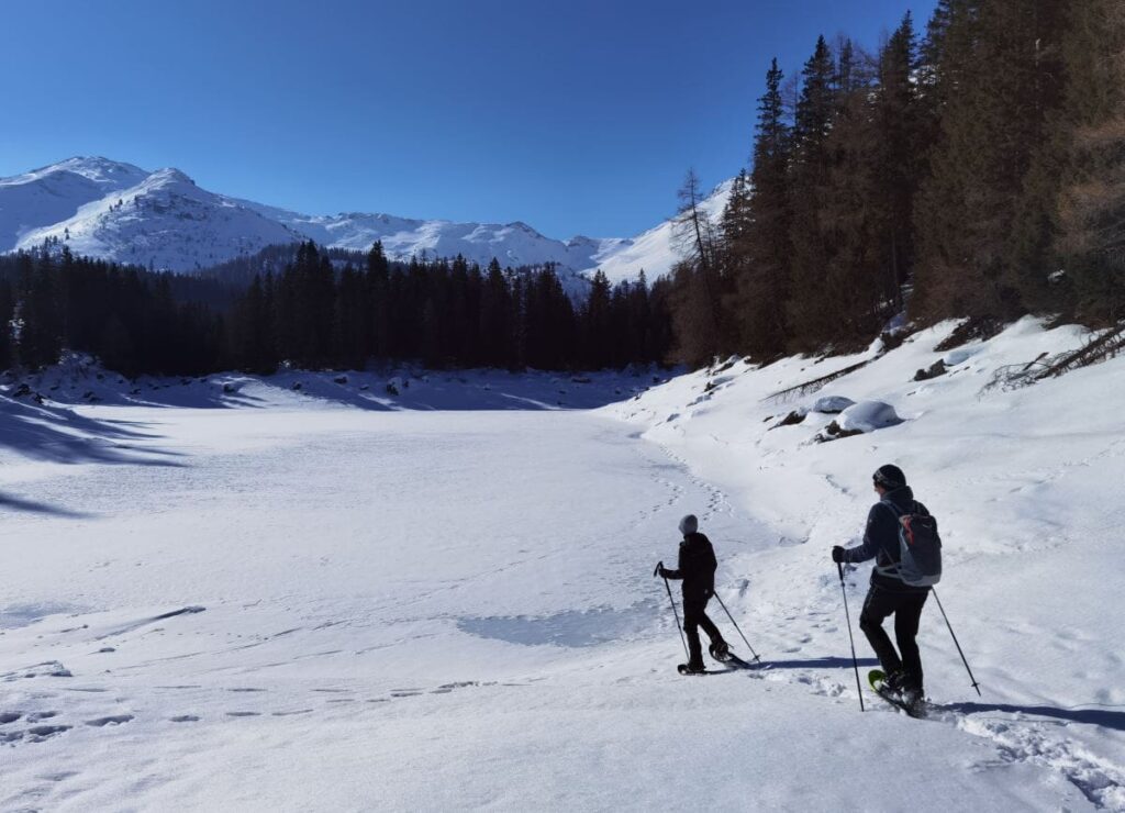 Entlang dem Obernberger See schneeschuhwandern in Tirol - schönes geht es nicht!